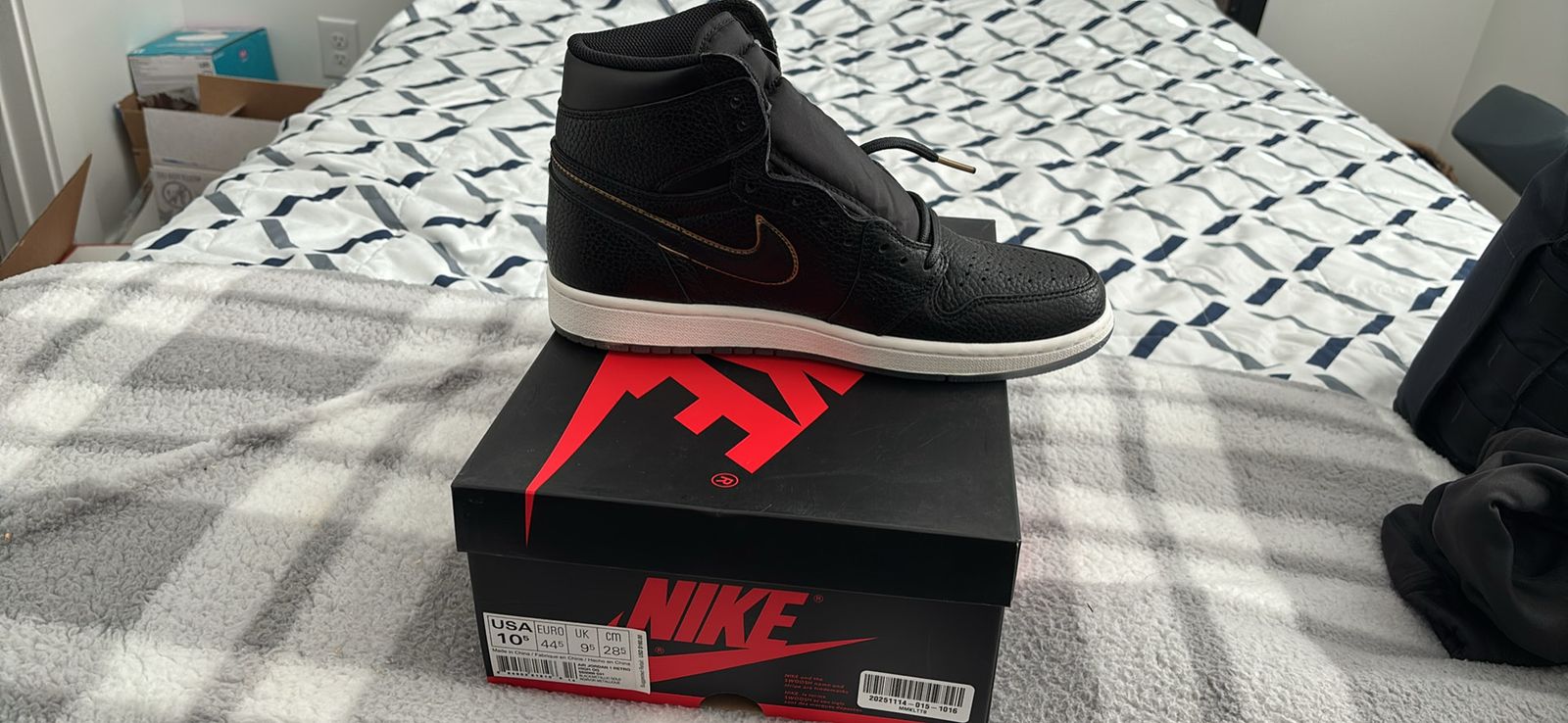 Jordan 1 Retro High OG Black / Gold Metallic