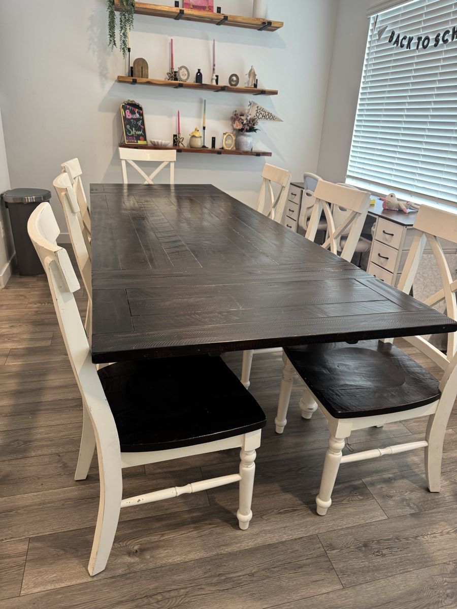 Dining room table, adjustable.