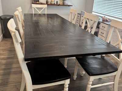Dining room table, adjustable.