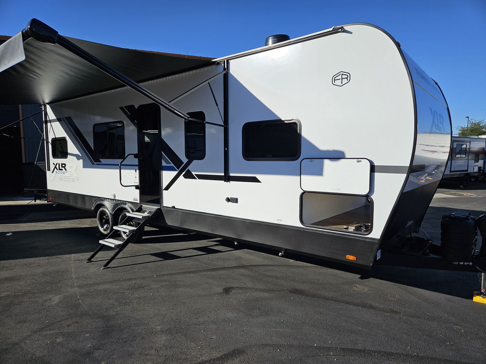 New 2026 XLR Boost 2714B HALF OFF MSRP! 14ft Garage! Solar!