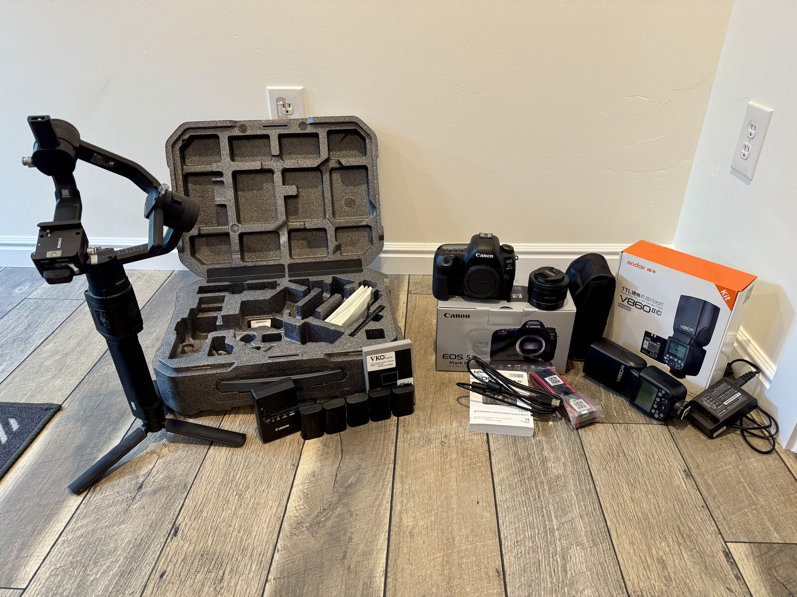 Canon 5d Mark IV + Lens + Videography Extras