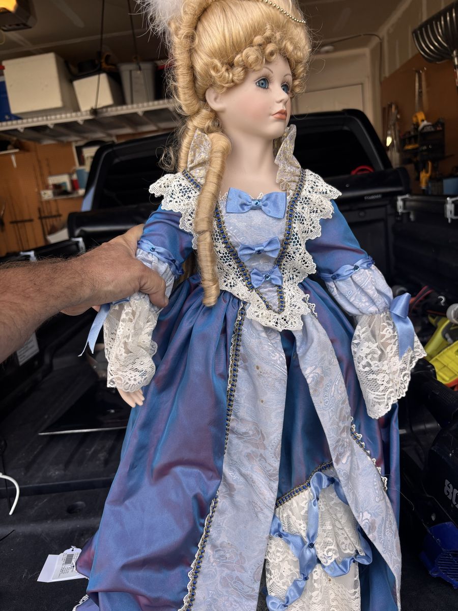 Vintage Porcelain Doll court of dolls limited edition 2284/5000 in good condition