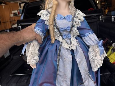 Vintage Porcelain Doll court of dolls limited edition 2284/5000 in good condition