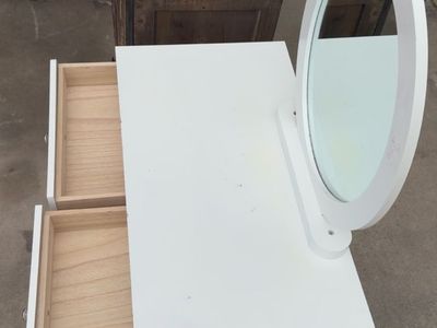 White vanity with mirror with stool cute 🥰