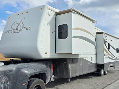 2006 Mobile suites 3 slides, 4 seasons, King Master, Auto Level, Full body paint