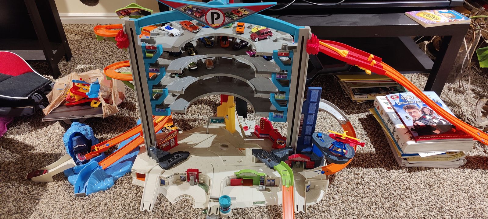 Hot Wheels Ultimate Garage with Cars