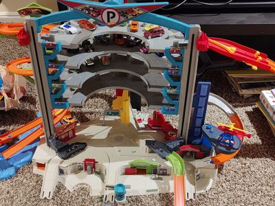 Hot Wheels Ultimate Garage with Cars