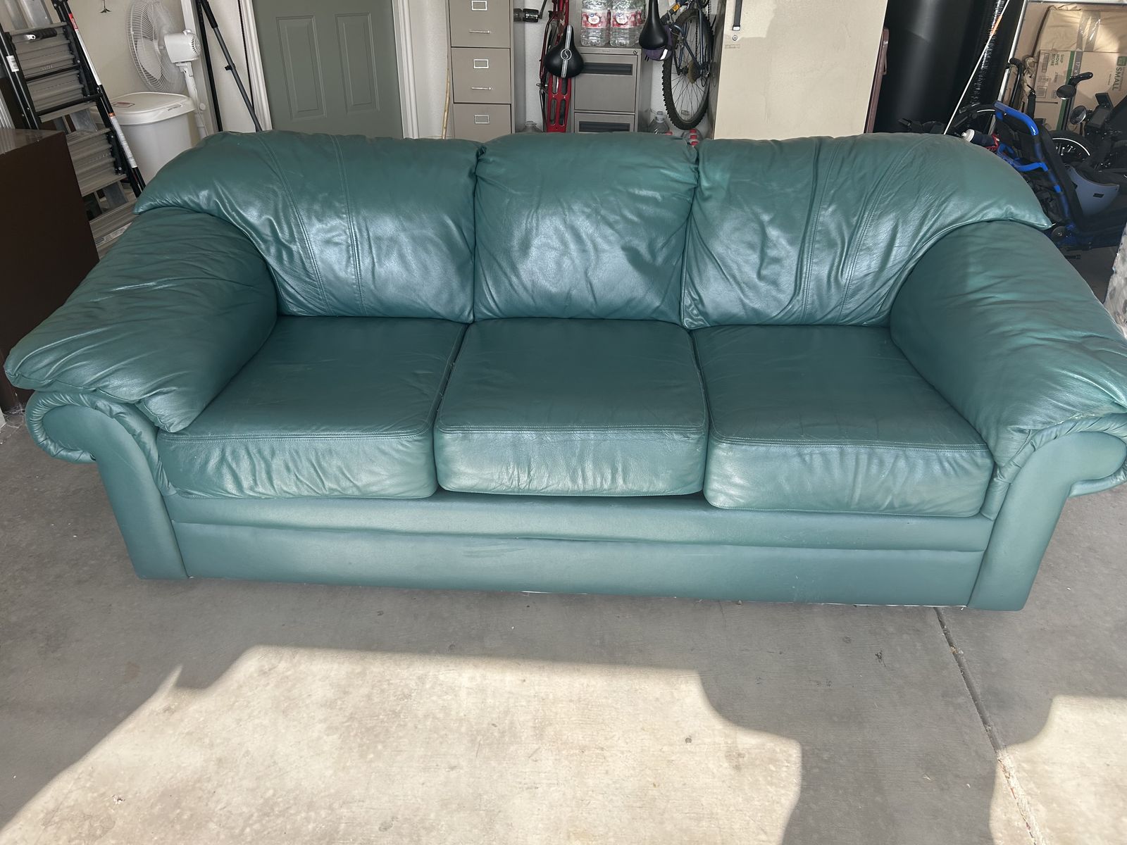 GREEN LEATHER COUCH &LOVESEAT