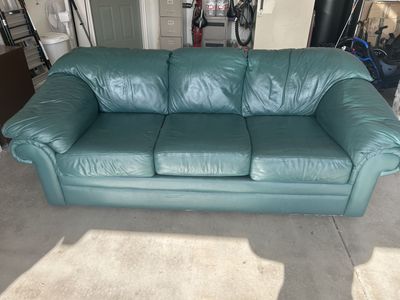 GREEN LEATHER COUCH &LOVESEAT