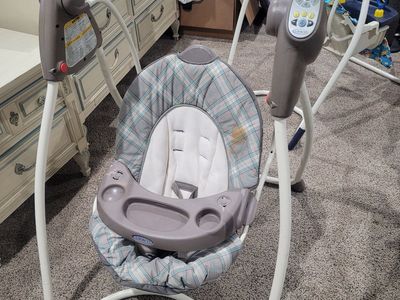 Graco OpenTop Swing Baby Soother with Multiple Speed Settings & Timer - Gently used