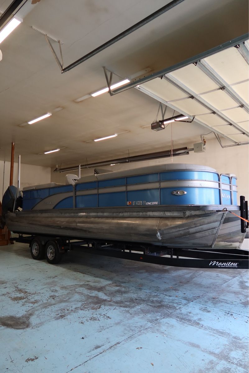 Manitou Encore Pontoon Boat with Twin Evinrude HO Motors 2019
