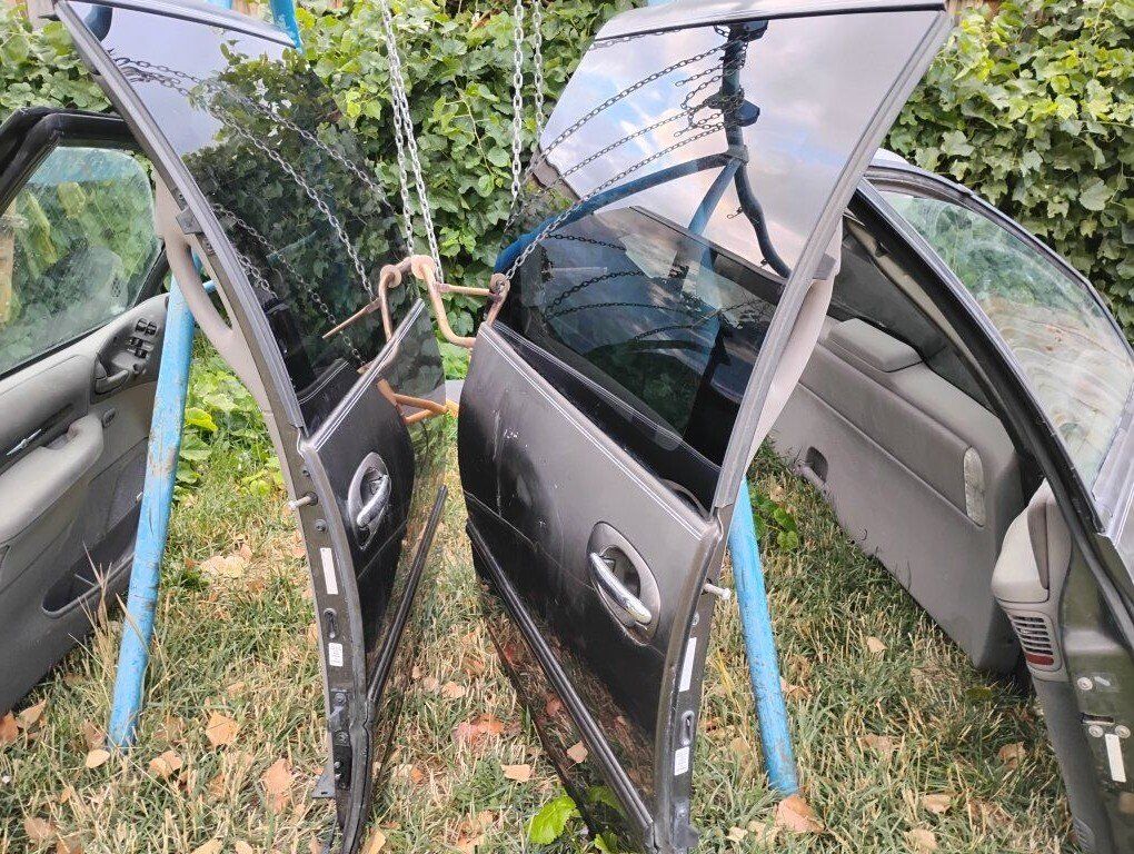 1999 Chrysler Town and Country Doors Drivers Passenger Front Back Slider Sliding Rear Gate