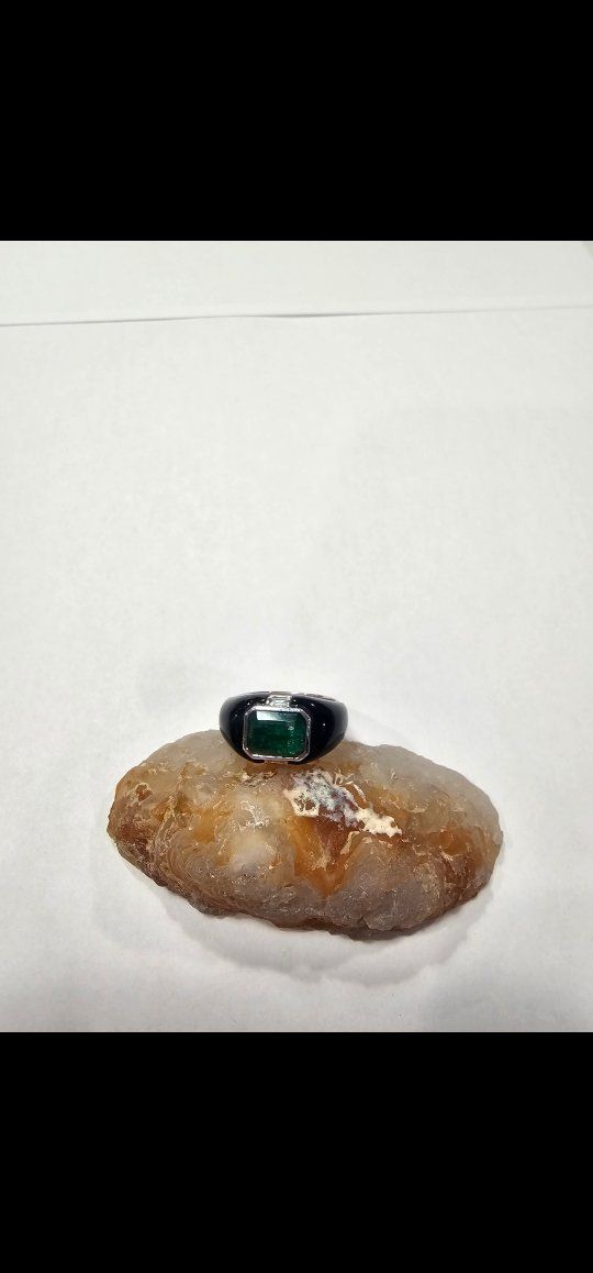 18KT White Gold Lady's Emerald & Diamond Ring - 7.20g, Natural Beryl Emerald, F-G/VS-1 Diamonds