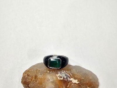 18KT White Gold Lady's Emerald & Diamond Ring - 7.20g, Natural Beryl Emerald, F-G/VS-1 Diamonds