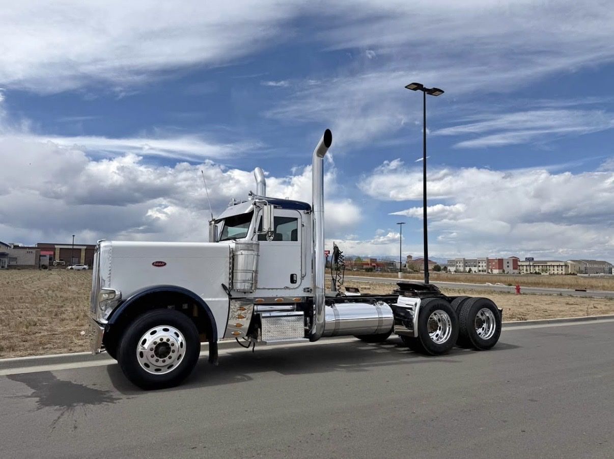 2011 Peterbilt  389 factory day cab c15