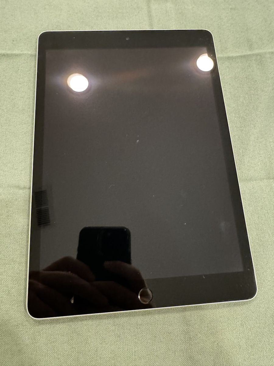 iPad 9th Generation 10.2" 256 GB WiFi Only + case