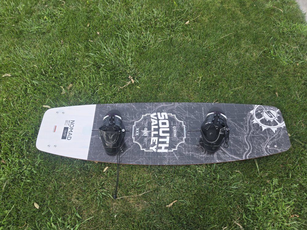 Slingshot Nomad 150 cm Wakeboard with Bindings