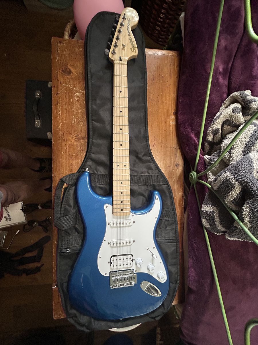 Squire by Fender Stratocaster guitar and Fender Frontman 15g amp combo