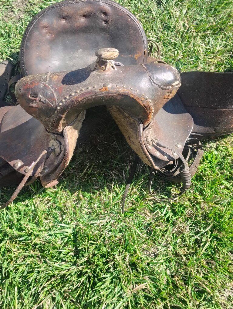 antique1920s ranch saddle marked Fred Mueller