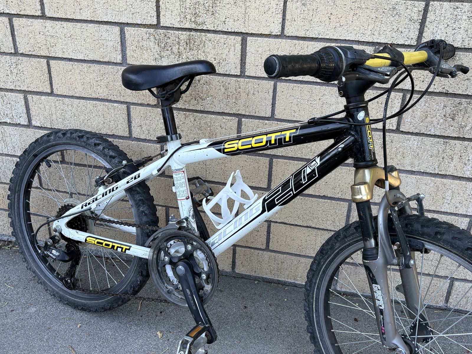 Awesome 20” wheel SCOTT kids Mtn bike w/ front shock shifts/rides/brakes great. Strong and light aluminum frame