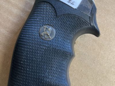 Dan Wesson #722 .22 LR Black Rubber Grips - Pachmayr Gripper.