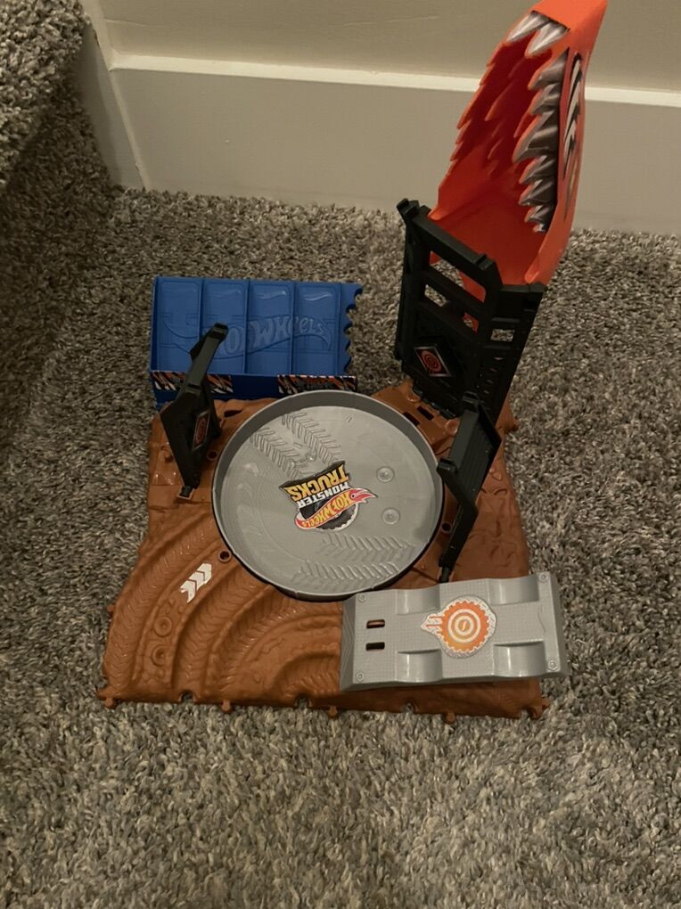 Hot Wheels Monster Truck Tiger Shark Arena Smasher