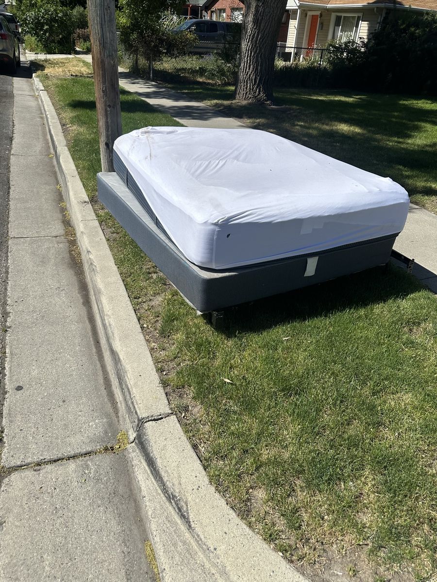 Free QUEEN BED