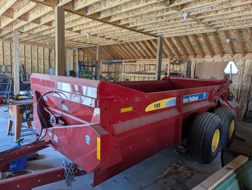 2019 New Holland 195 Spreader like new