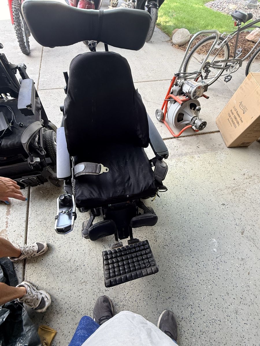 Quantum power Wheelchair - good batties & charger