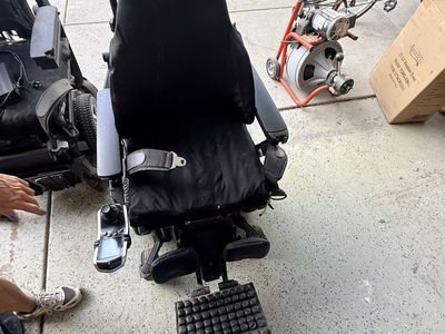 Quantum power Wheelchair - good batties & charger