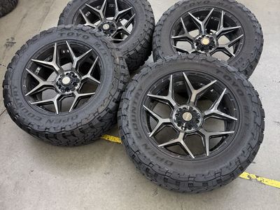 4PLAY Wheel and Tire Set - 37"x12.50R22 - Toyo Open Country MT Tires