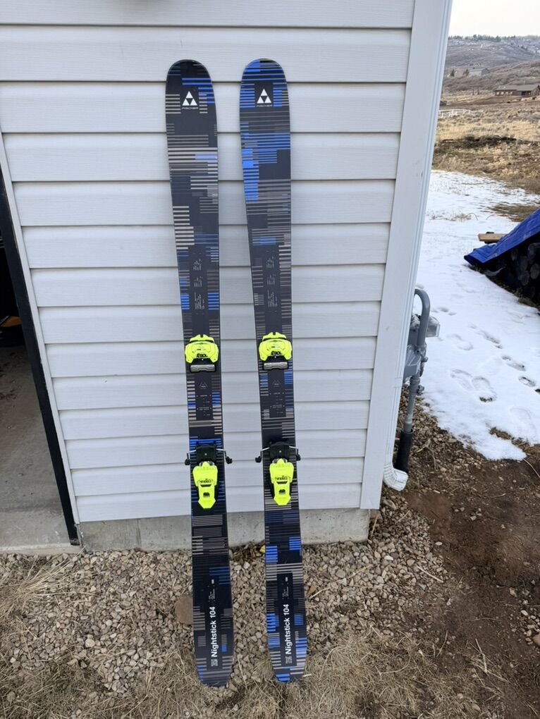 Fischer Nightstick 104 – 188cm w/ Attack 14