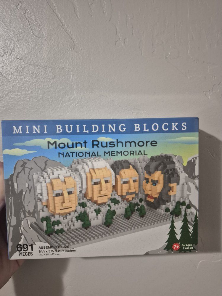 Mini Building Blocks Mount Rushmore National Memorial Set (691 Pieces)