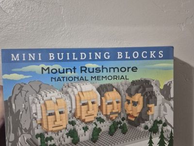 Mini Building Blocks Mount Rushmore National Memorial Set (691 Pieces)