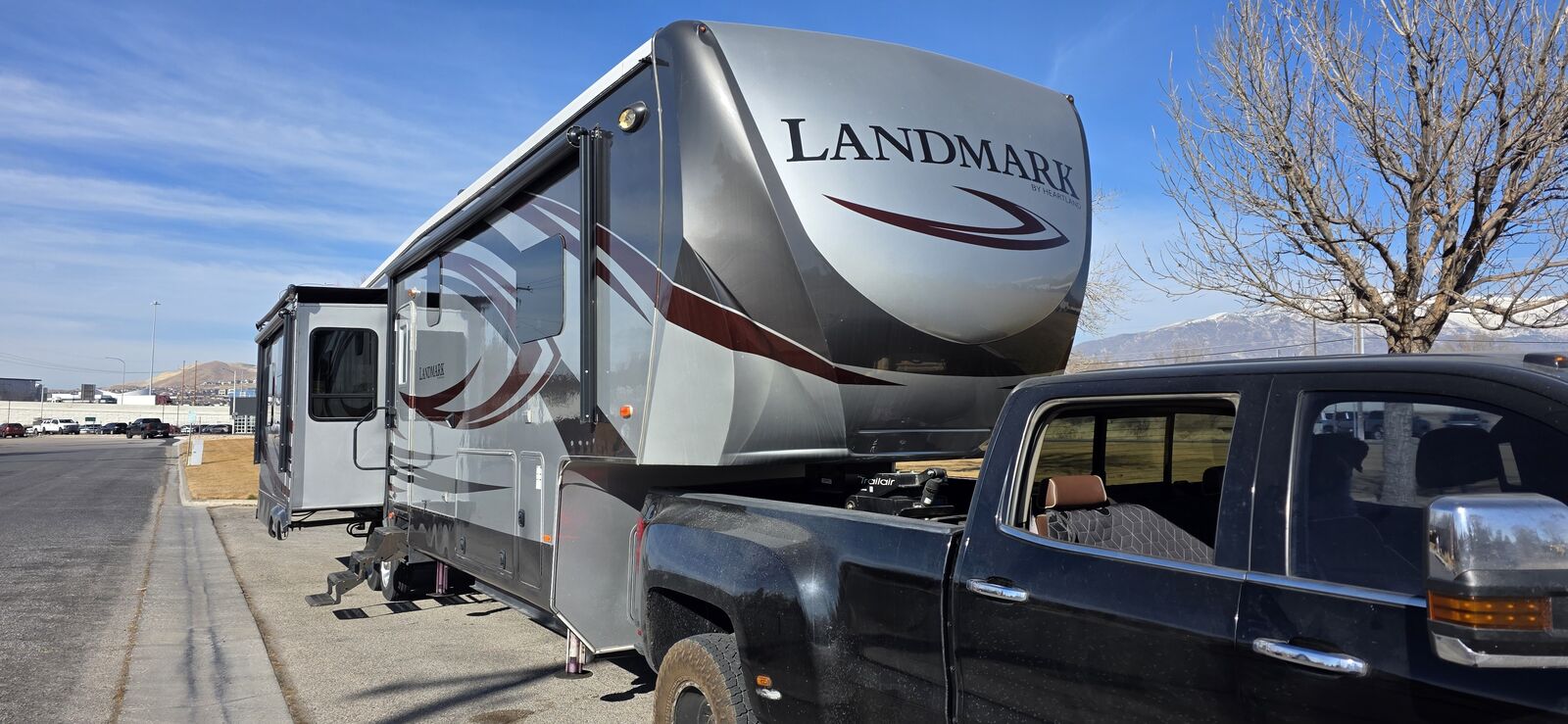 2015 Heartland Landmark Savannah – Immaculate, Garage Kept, Loaded. 3 slides 40 Feet