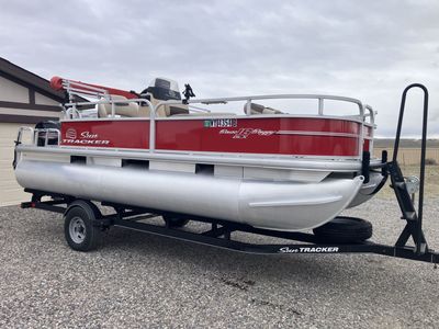 2017 Suntracker Bass Buggy 18DLX