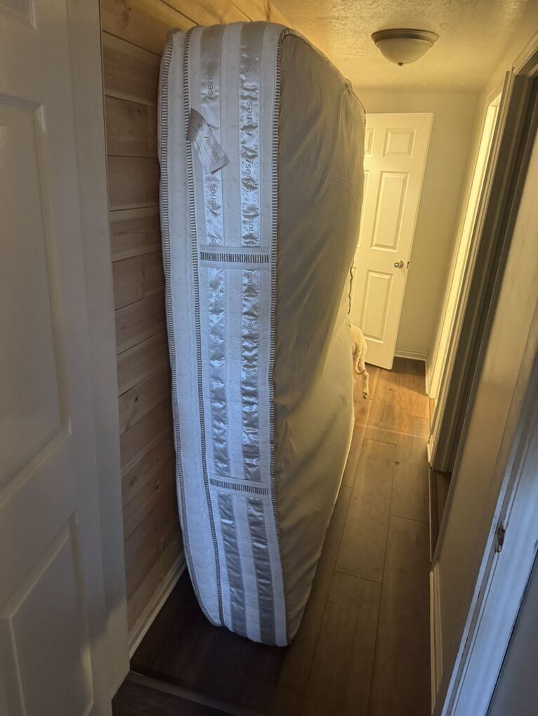 KING matress *NEW(ish) !! Pillow Top - Very Clean