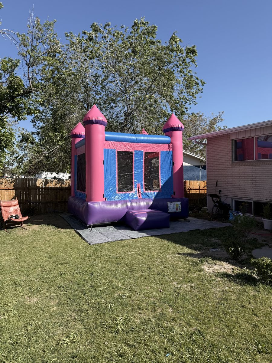 Bounce house 