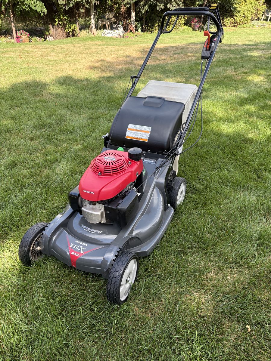Honda HRX217 K5 Self-Propelled Lawn Mower – GCV190 Engine – Clutched - Excellent Condition