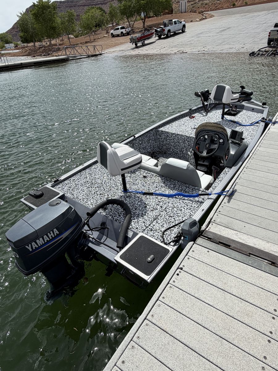 Bass Fishing Boat - EVA Foam - Great 17' 5" Small Aluminum Boat