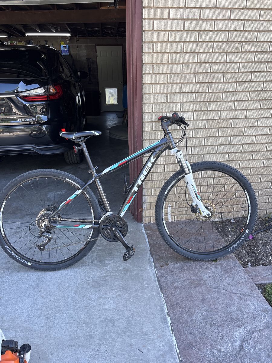 Trek Marlin 5 Mountain Bike - Black/Teal, Bontrager Wheels, Front Suspension