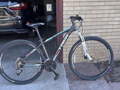 Trek Marlin 5 Mountain Bike - Black/Teal, Bontrager Wheels, Front Suspension