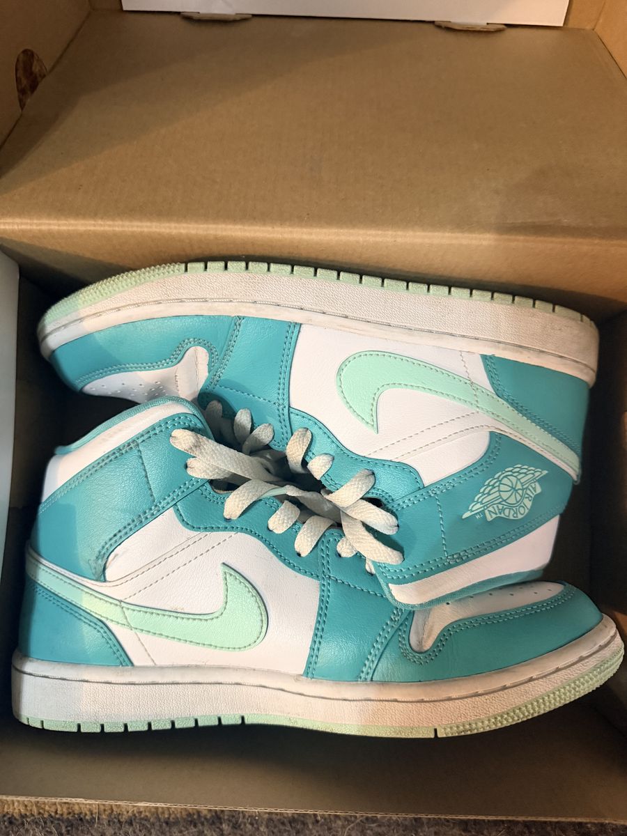 Womens Air Jordan Mid 1 size 8