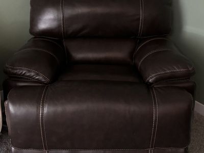 Large brown leather electric recliner in EXCELLENT condition.