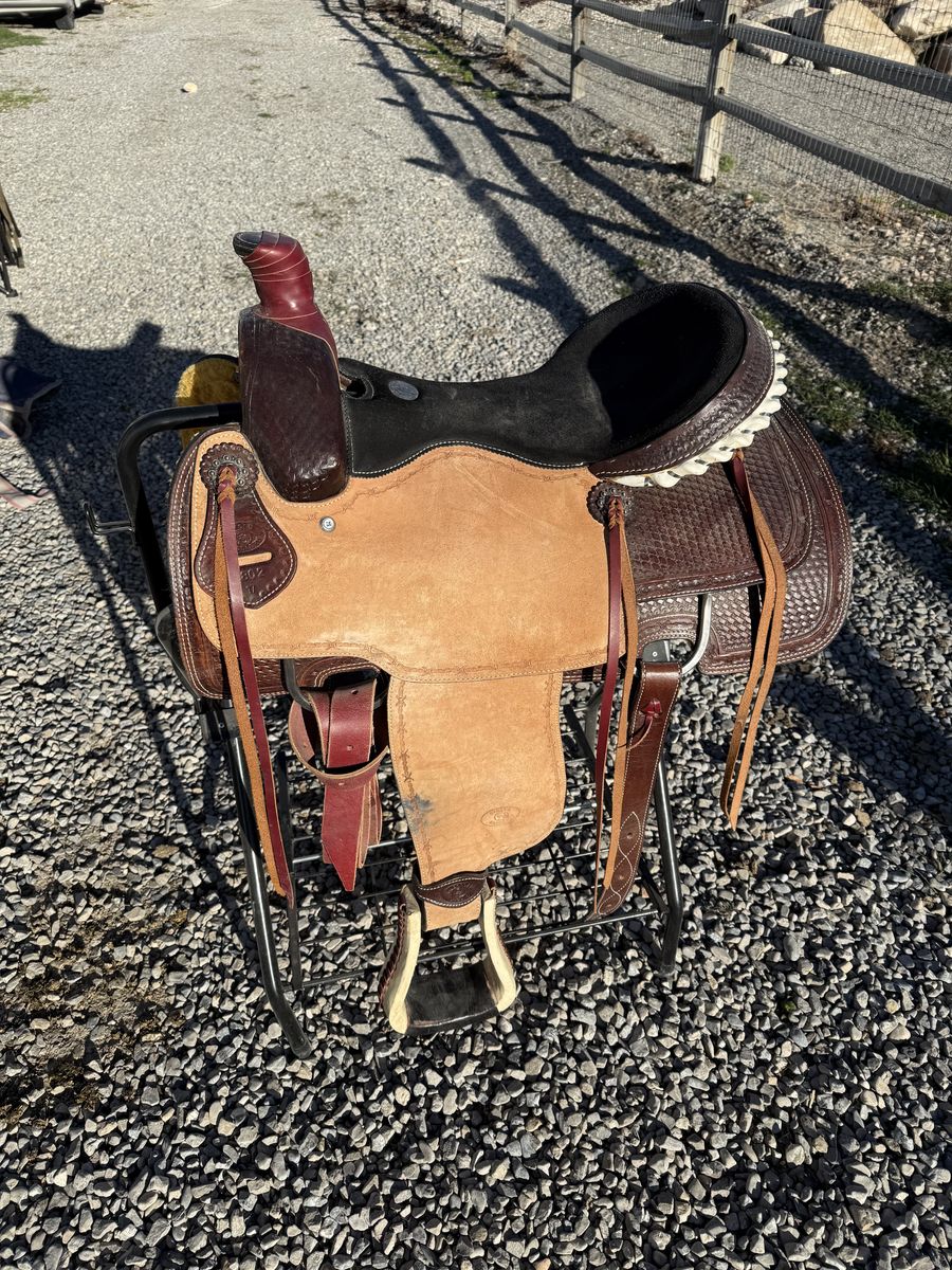 17  Inch Circle S Roping Saddle New Condition