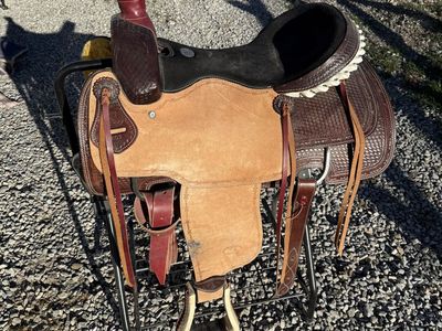 17 Inch Circle S Roping Saddle New Condition