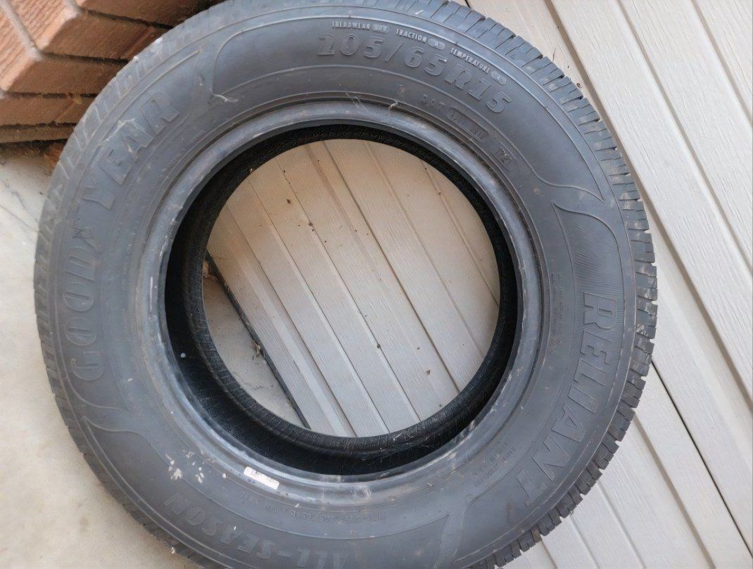 Single 205 65R 15 tire