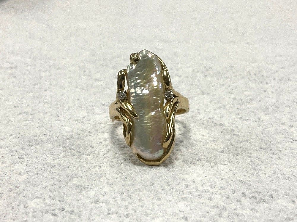 8.8gr Size 8.25 14K Yellow Gold Mothe of Pearl Stone Ring