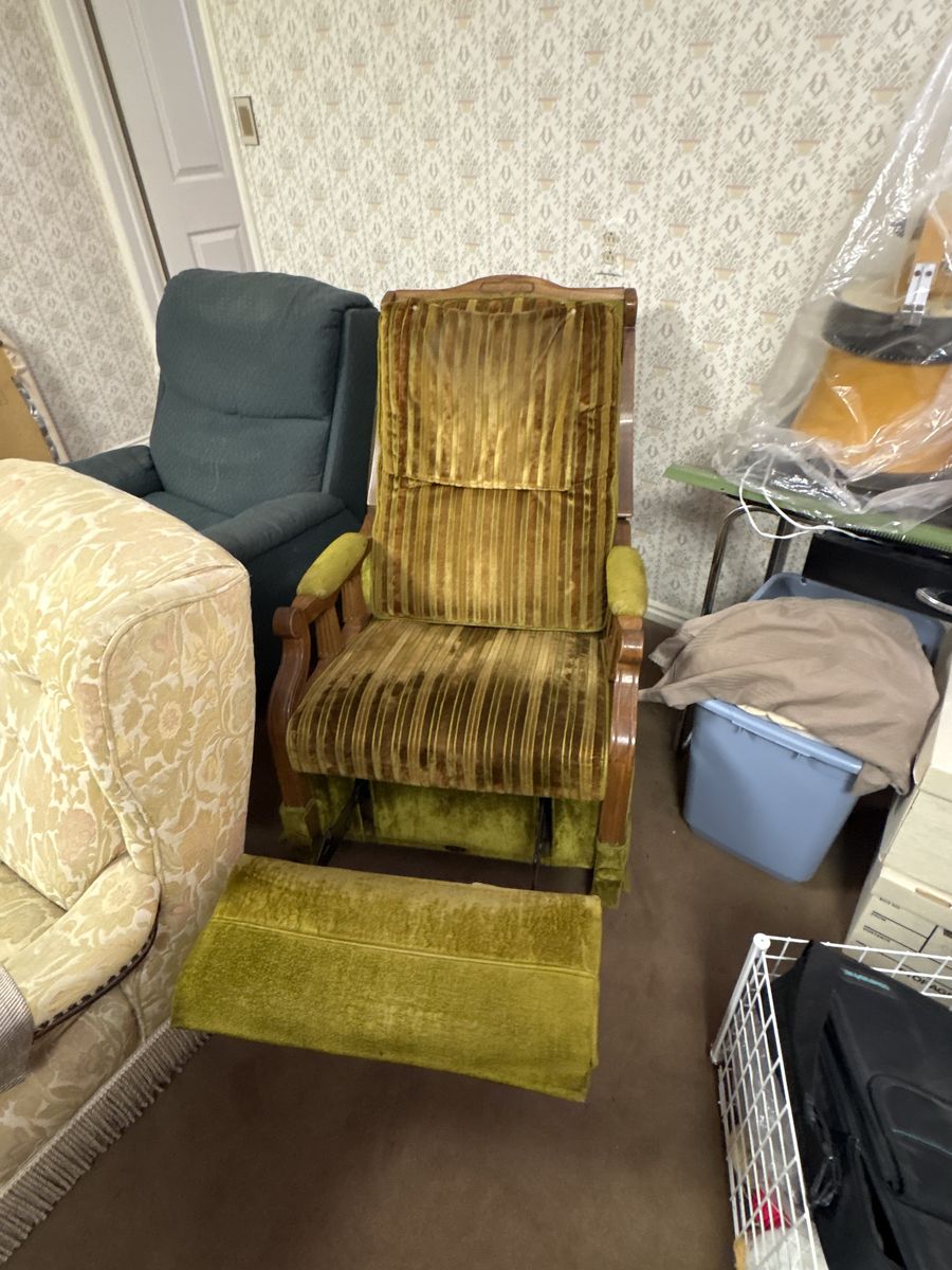 Vintage 1970s La-Z-Boy Recliner – Original Avocado Green Velvet $150 cash/venmo in Provo