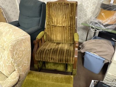 Vintage 1970s La-Z-Boy Recliner – Original Avocado Green Velvet $150 cash/venmo in Provo